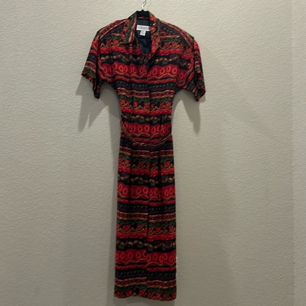 Vintage Jessica Howard. Size 8. Maxi button down the font. Shoulder pads.